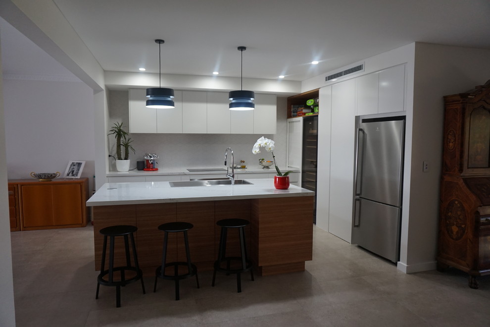 Exempel på ett mellanstort modernt kök, med en nedsänkt diskho, öppna hyllor, vita skåp, bänkskiva i kvarts, vitt stänkskydd, stänkskydd i porslinskakel, rostfria vitvaror, klinkergolv i keramik och en köksö
