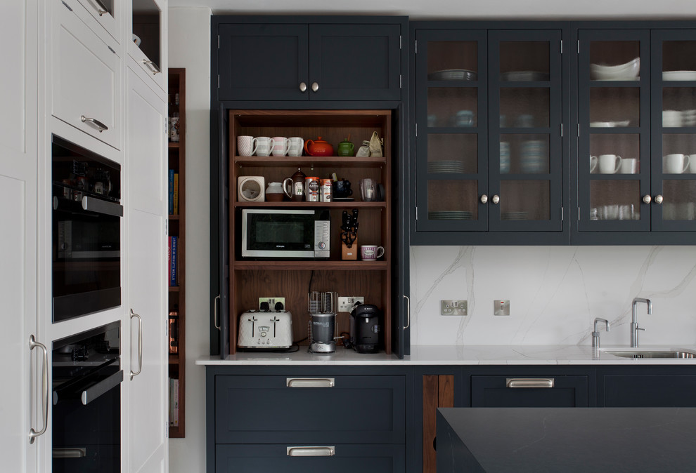 Esempio di una cucina minimalista con ante in stile shaker, ante grigie e top in quarzite