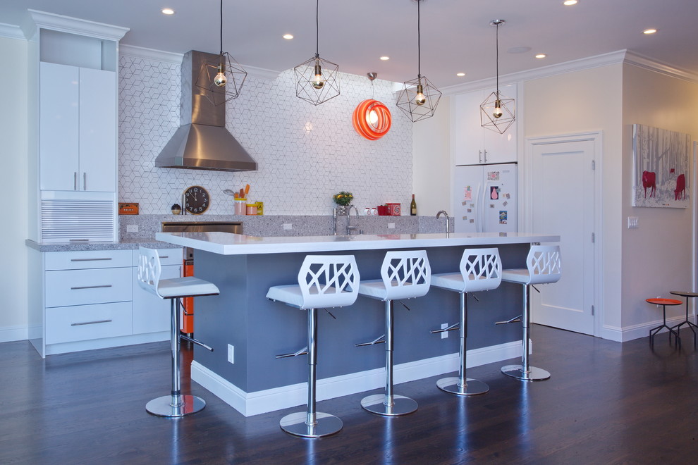 Moderne Küche in L-Form mit flächenbündigen Schrankfronten, weißen Schränken, bunter Rückwand, weißen Elektrogeräten, dunklem Holzboden und Kücheninsel in San Francisco