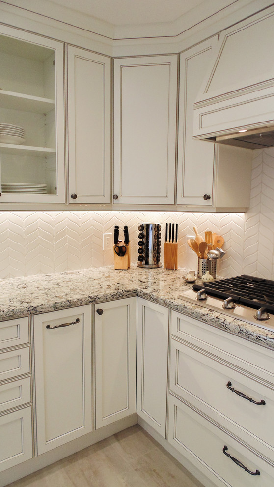 Inredning av ett modernt mellanstort flerfärgad flerfärgat kök, med en enkel diskho, luckor med upphöjd panel, vita skåp, bänkskiva i kvarts, vitt stänkskydd, stänkskydd i keramik, rostfria vitvaror, klinkergolv i keramik, en halv köksö och beiget golv