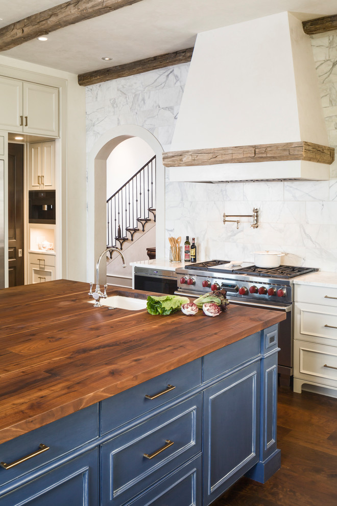 Bild på ett stort vintage kök, med en rustik diskho, luckor med profilerade fronter, vita skåp, marmorbänkskiva, vitt stänkskydd, stänkskydd i marmor, rostfria vitvaror, mörkt trägolv, en köksö och brunt golv