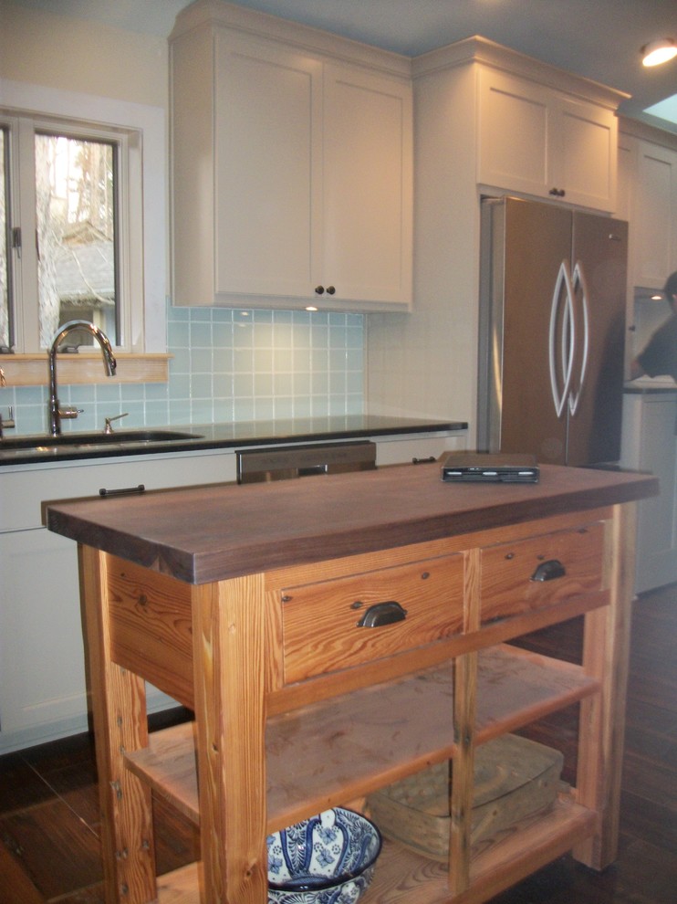Example of an eclectic kitchen design in Atlanta