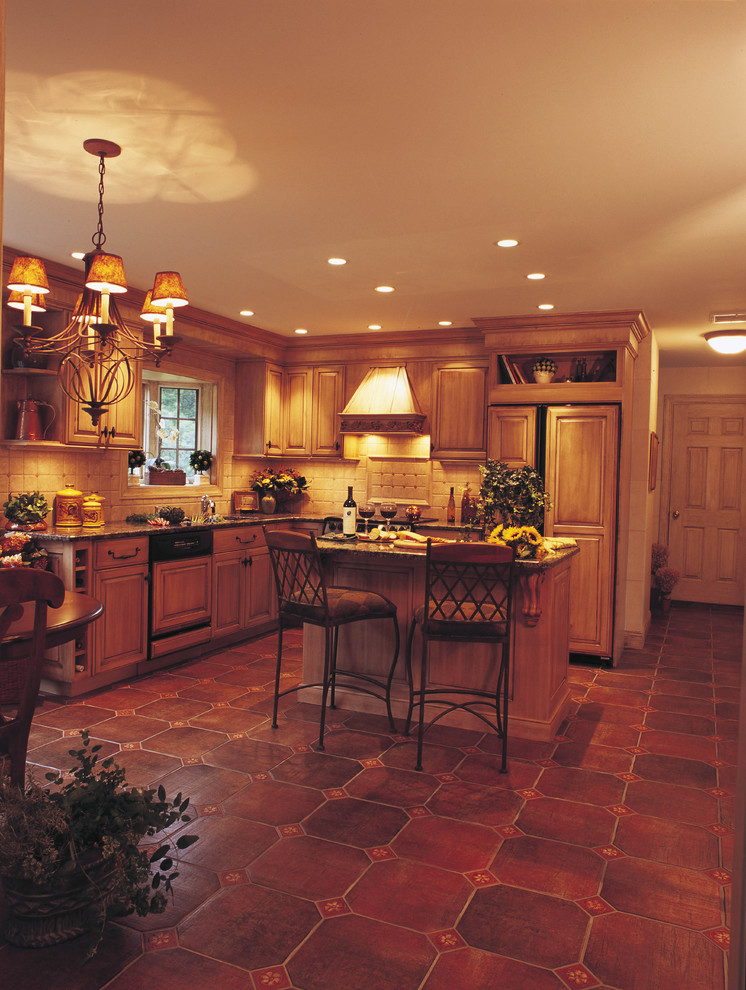 Idéer för att renovera ett avskilt, mellanstort vintage l-kök, med luckor med upphöjd panel, skåp i mellenmörkt trä, brunt stänkskydd, stänkskydd i stenkakel, integrerade vitvaror, klinkergolv i porslin, en köksö och rött golv