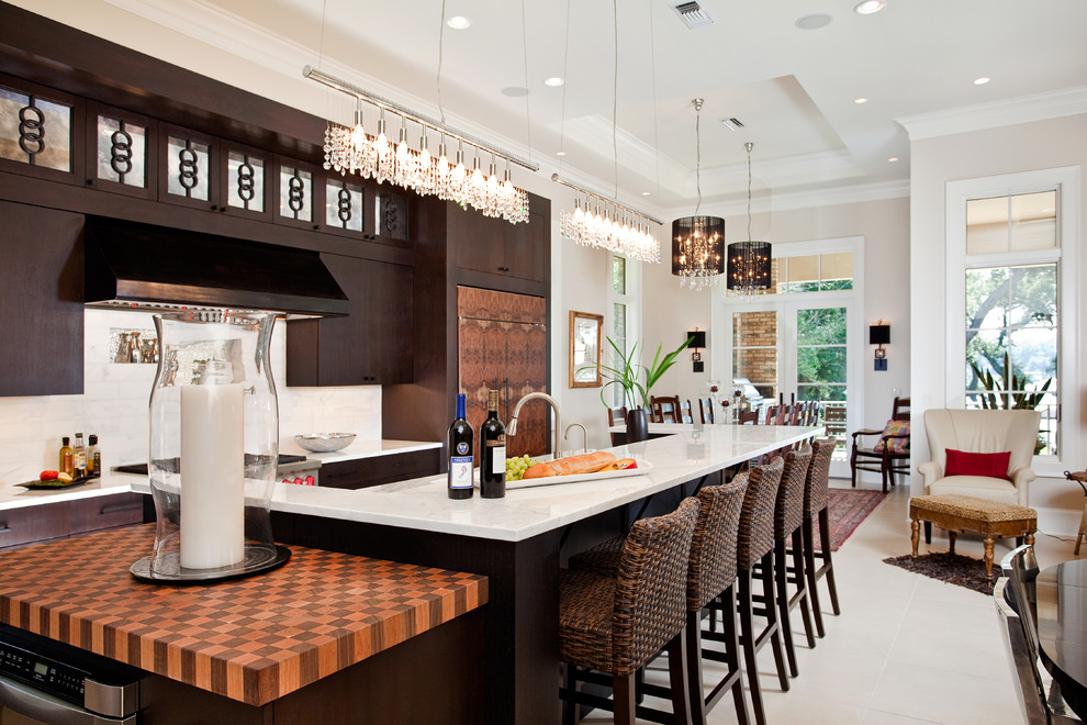 Offene, Große Klassische Küche mit flächenbündigen Schrankfronten, dunklen Holzschränken, Küchenrückwand in Weiß und Kücheninsel in Miami