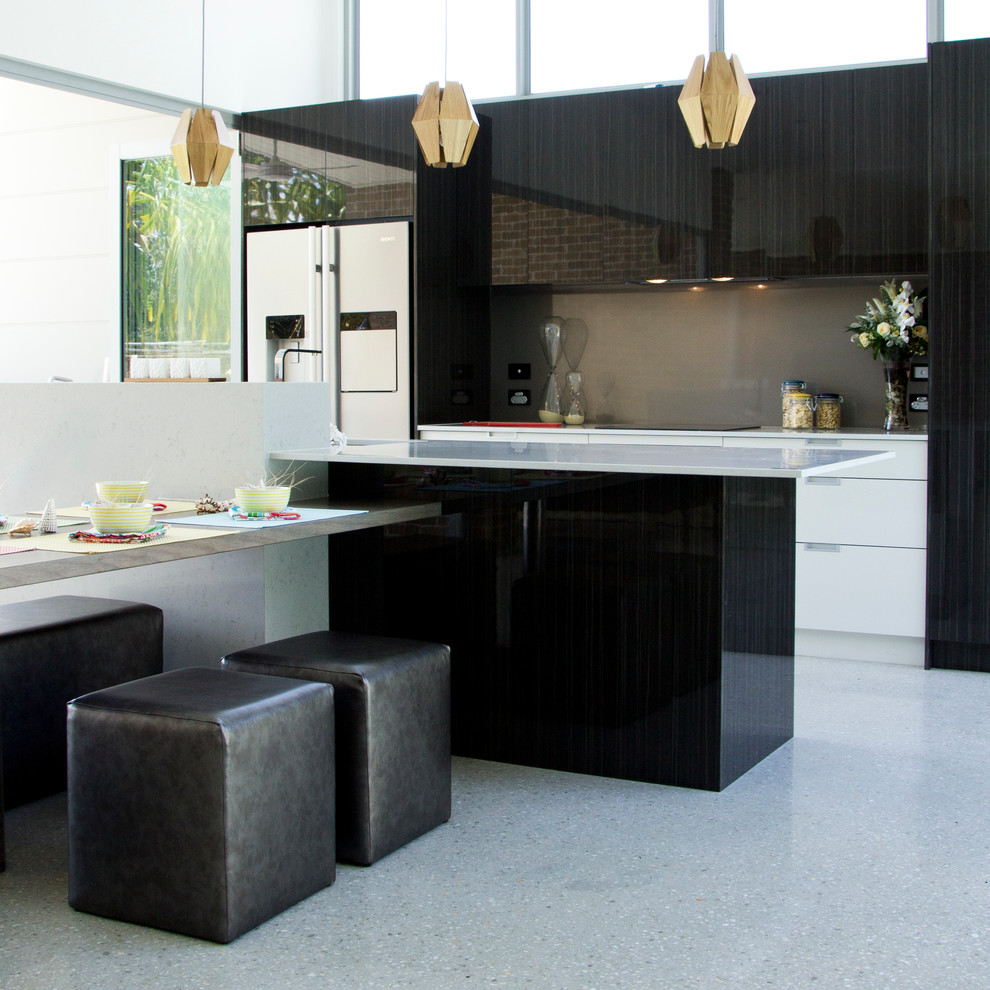 Moderne Küche mit flächenbündigen Schrankfronten und dunklen Holzschränken in Gold Coast - Tweed