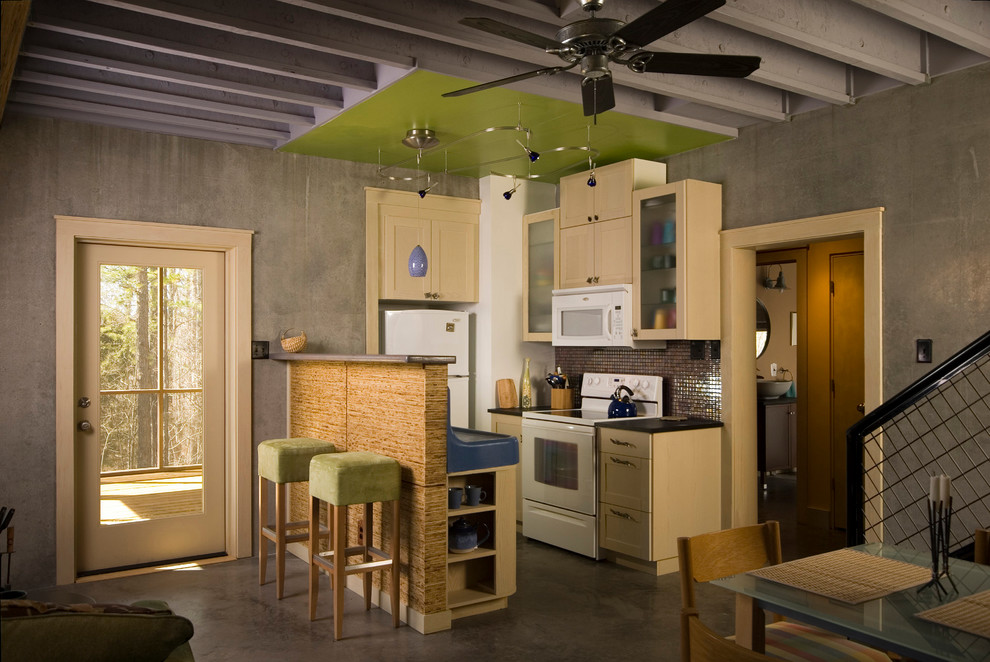 Стильный дизайн: п-образная кухня-гостиная в современном стиле с фасадами в стиле шейкер, светлыми деревянными фасадами, фартуком цвета металлик, фартуком из плитки мозаики и белой техникой - последний тренд