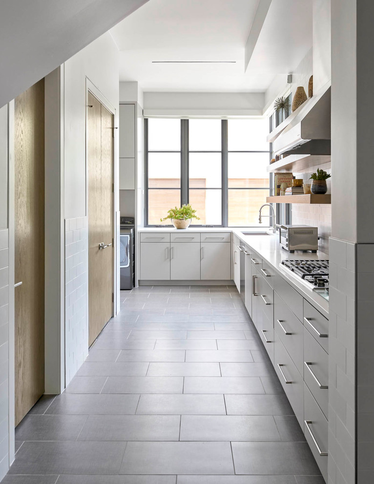 Inspiration för moderna vitt l-kök, med en undermonterad diskho, släta luckor, vita skåp och grått golv