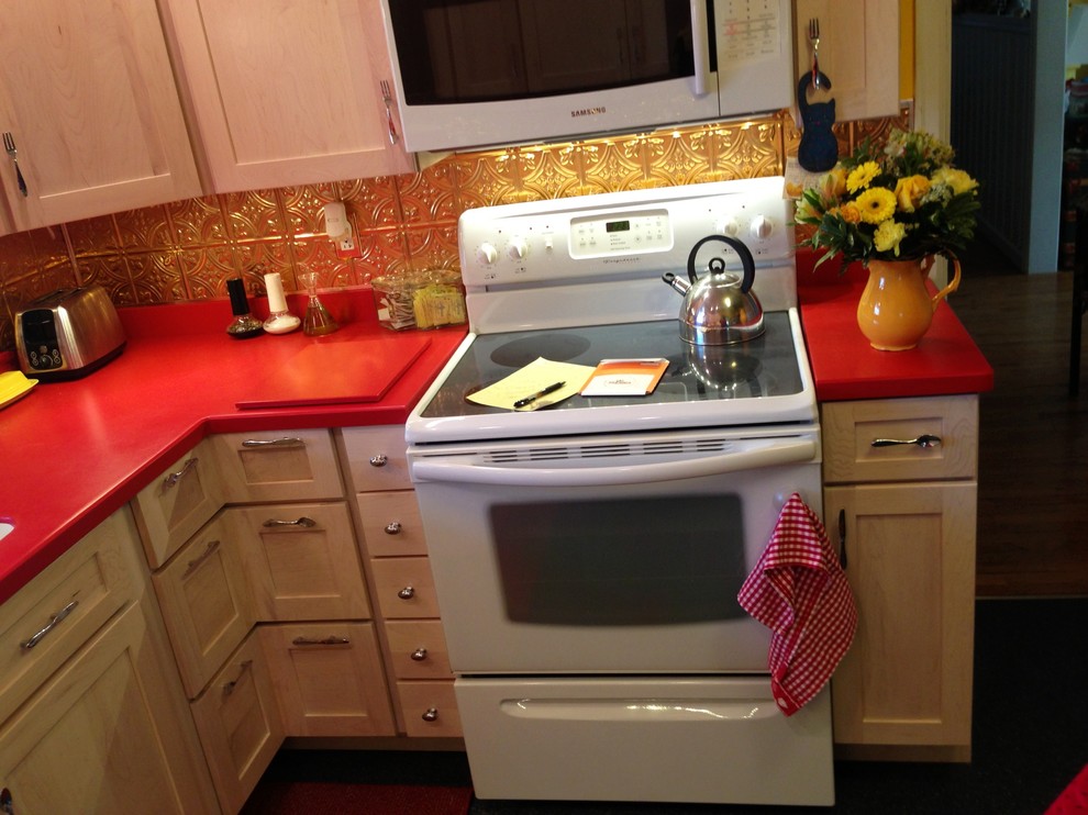 Example of a classic kitchen design in Louisville