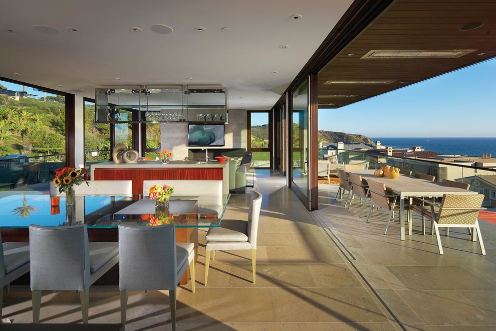 Example of a minimalist dining room design in Orange County