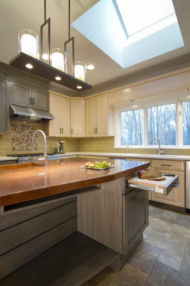 Exempel på ett mellanstort modernt kök, med en undermonterad diskho, skåp i shakerstil, bänkskiva i betong, gult stänkskydd, stänkskydd i glaskakel, rostfria vitvaror, klinkergolv i porslin och en köksö