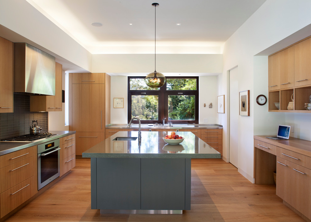 Exempel på ett avskilt, stort modernt l-kök, med en undermonterad diskho, släta luckor, skåp i mellenmörkt trä, bänkskiva i rostfritt stål, grått stänkskydd, integrerade vitvaror, stänkskydd i keramik, mellanmörkt trägolv och en köksö