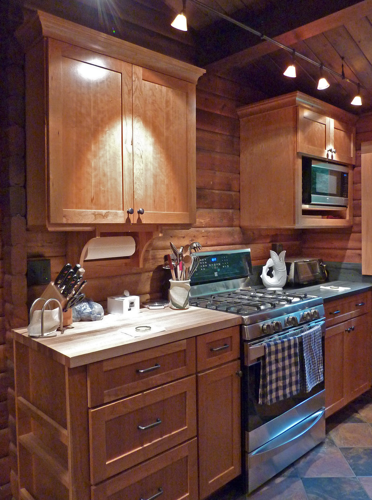 This is an example of a traditional kitchen in Burlington.
