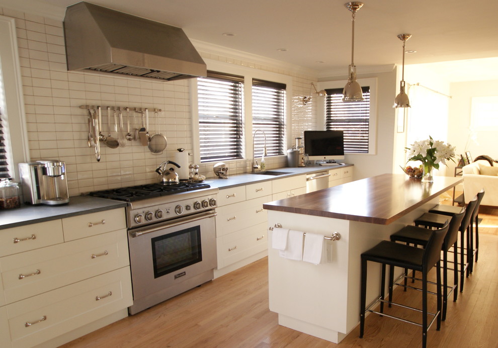 Moderne Küche mit Küchengeräten aus Edelstahl und Arbeitsplatte aus Holz in Boston