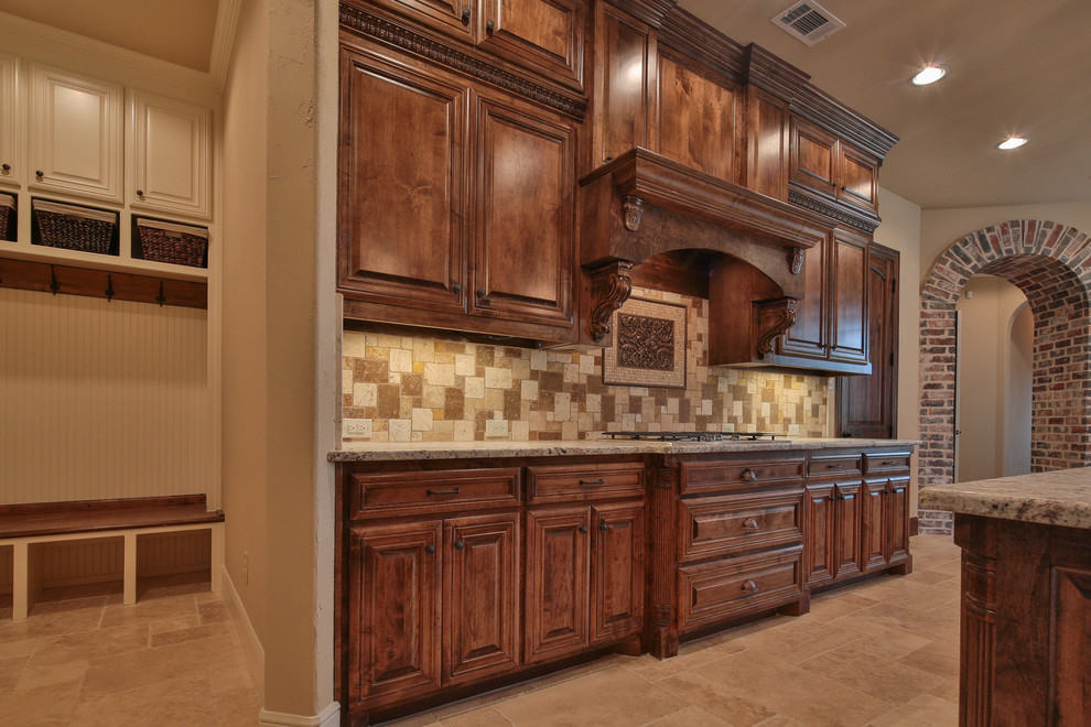 Exempel på ett mellanstort klassiskt kök, med en undermonterad diskho, luckor med infälld panel, skåp i mellenmörkt trä, granitbänkskiva, flerfärgad stänkskydd, stänkskydd i mosaik, rostfria vitvaror, klinkergolv i keramik och en köksö