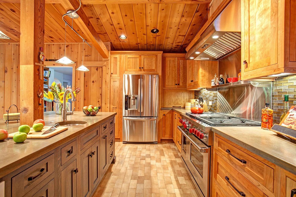 Idéer för att renovera ett rustikt kök, med en undermonterad diskho, luckor med infälld panel, skåp i mellenmörkt trä, flerfärgad stänkskydd, stänkskydd i glaskakel och rostfria vitvaror