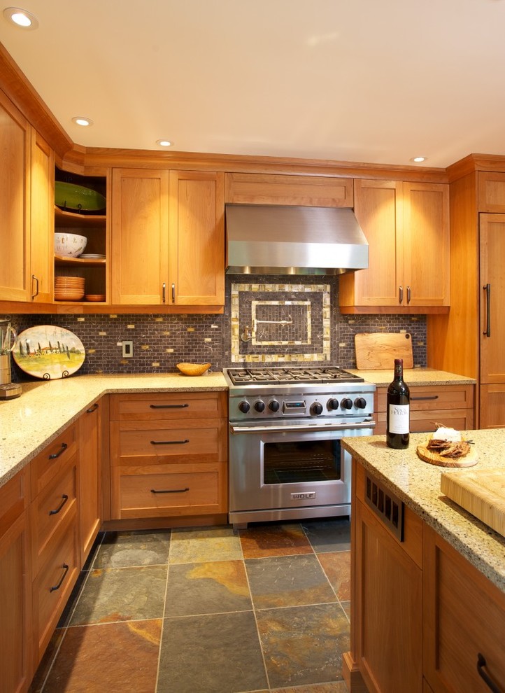 Inredning av ett modernt stort u-kök, med en undermonterad diskho, skåp i shakerstil, skåp i ljust trä, granitbänkskiva, grått stänkskydd, stänkskydd i stickkakel, integrerade vitvaror, skiffergolv och flerfärgat golv