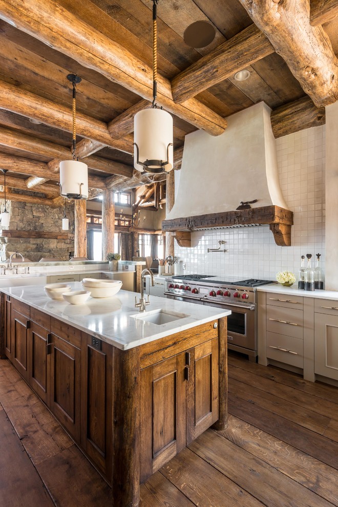 Foto på ett rustikt kök, med en undermonterad diskho, luckor med infälld panel, skåp i mellenmörkt trä, vitt stänkskydd och mellanmörkt trägolv