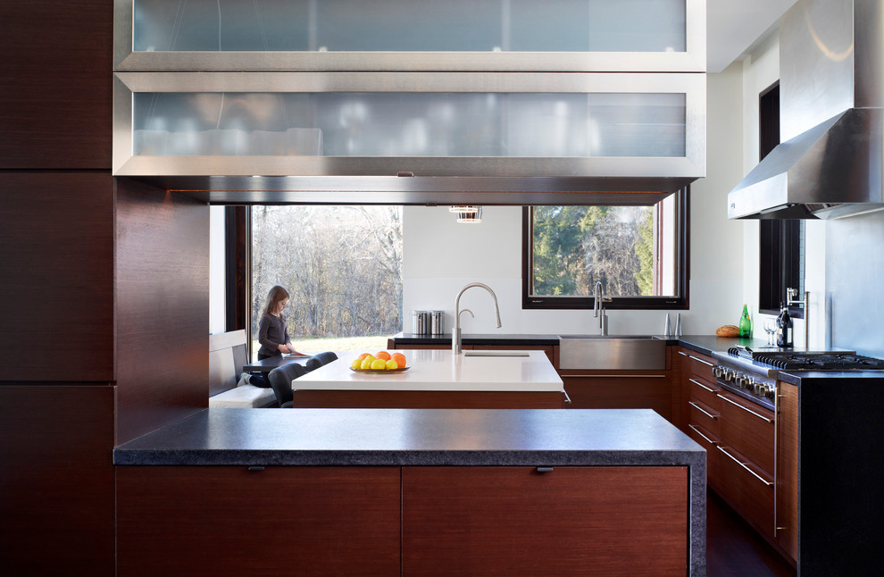 Offene Moderne Küche in U-Form mit Unterbauwaschbecken, flächenbündigen Schrankfronten, hellbraunen Holzschränken, Küchengeräten aus Edelstahl, dunklem Holzboden, zwei Kücheninseln und braunem Boden in Toronto