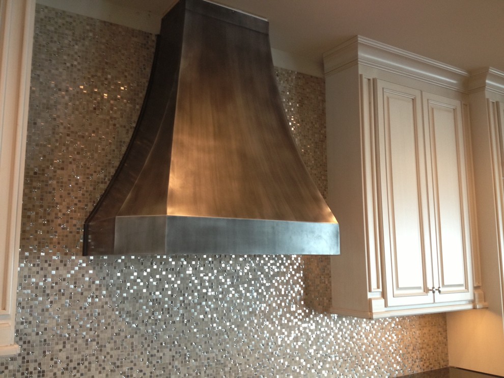 Exempel på ett klassiskt kök och matrum, med vita skåp, stänkskydd med metallisk yta, luckor med upphöjd panel, granitbänkskiva och stänkskydd i mosaik
