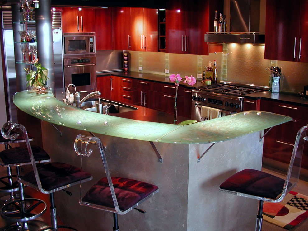 Immagine di una cucina minimal con top in vetro, paraspruzzi con lastra di vetro e top verde