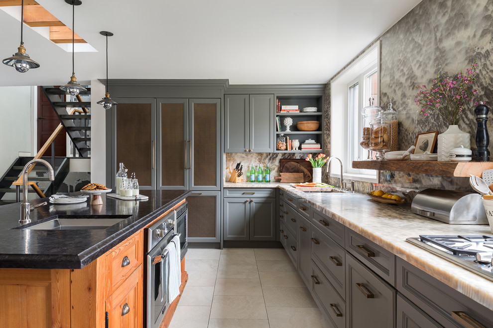 Klassische Küche in U-Form mit Unterbauwaschbecken, Onyx-Arbeitsplatte, Kücheninsel, Schrankfronten mit vertiefter Füllung, grauen Schränken und Rückwand aus Stein in Toronto