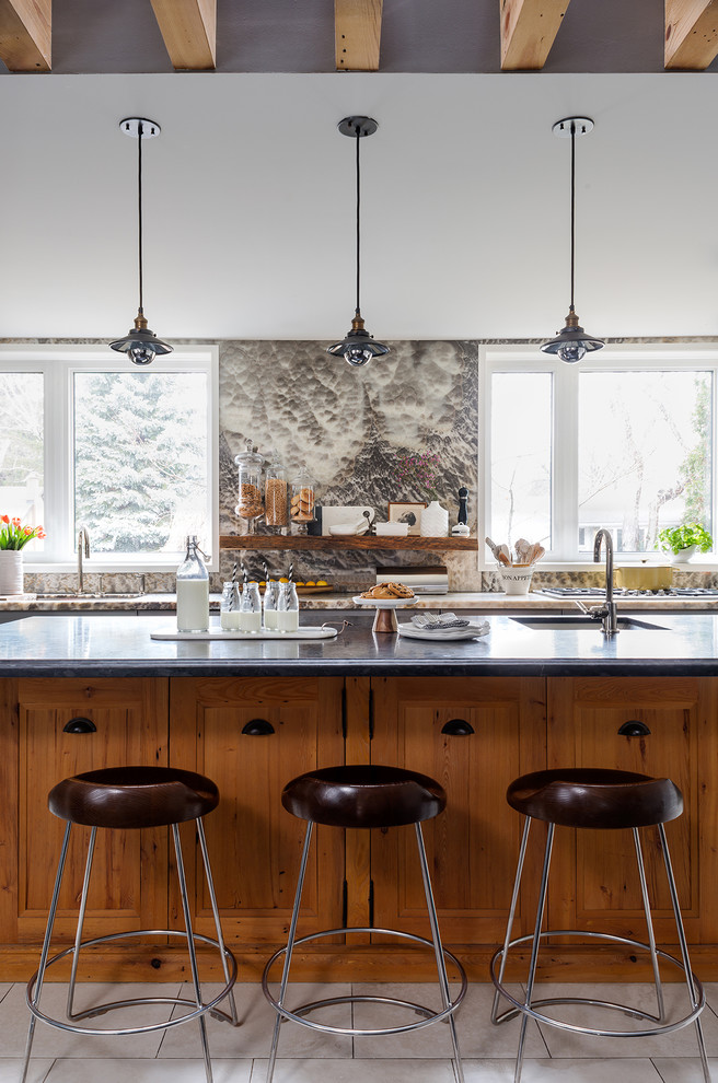 Klassische Küche in L-Form mit Unterbauwaschbecken, Schrankfronten mit vertiefter Füllung, Onyx-Arbeitsplatte und Kücheninsel in Toronto