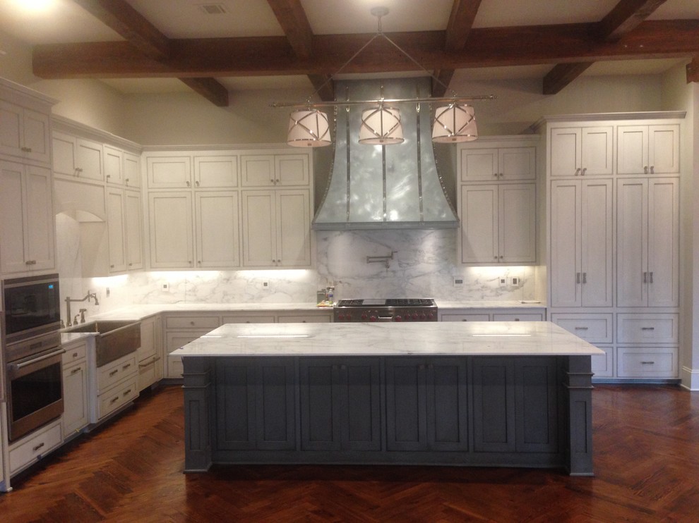 Idéer för att renovera ett mycket stort vintage grå grått kök, med en rustik diskho, luckor med infälld panel, vita skåp, marmorbänkskiva, grått stänkskydd, stänkskydd i marmor, integrerade vitvaror, mellanmörkt trägolv, en köksö och brunt golv
