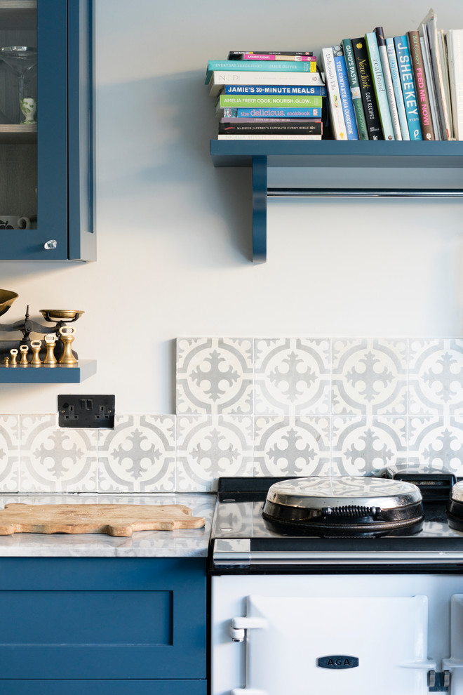 Modelo de cocina de estilo de casa de campo con armarios estilo shaker, puertas de armario azules, encimera de granito, salpicadero multicolor y salpicadero de azulejos de cerámica