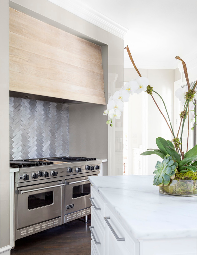 ダラスにあるトランジショナルスタイルのおしゃれなキッチン (白いキャビネット、メタリックのキッチンパネル、シルバーの調理設備) の写真