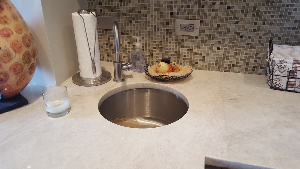 Esempio di una cucina minimal di medie dimensioni con lavello a vasca singola e top in quarzite