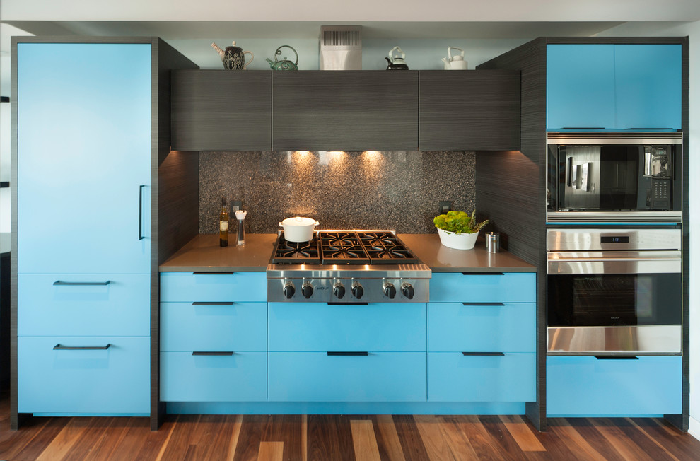 Einzeilige Moderne Küche mit flächenbündigen Schrankfronten, blauen Schränken, Küchenrückwand in Grau, Küchengeräten aus Edelstahl und dunklem Holzboden in Philadelphia
