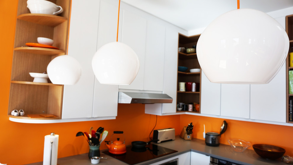 Große Moderne Küche ohne Insel in L-Form mit Vorratsschrank, flächenbündigen Schrankfronten, weißen Schränken, Küchenrückwand in Orange und Küchengeräten aus Edelstahl in Philadelphia