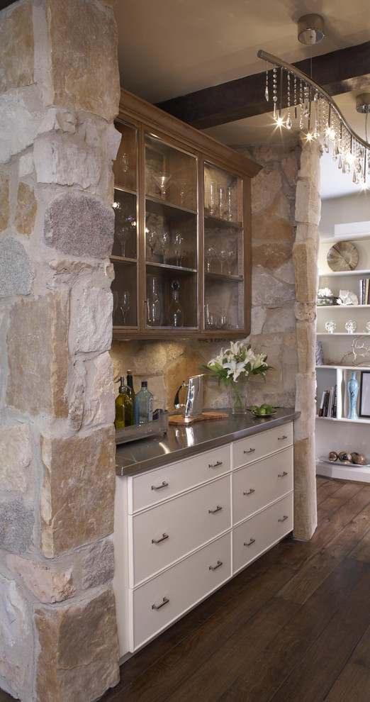Источник вдохновения для домашнего уюта: кухня в классическом стиле с стеклянными фасадами и фасадами цвета дерева среднего тона