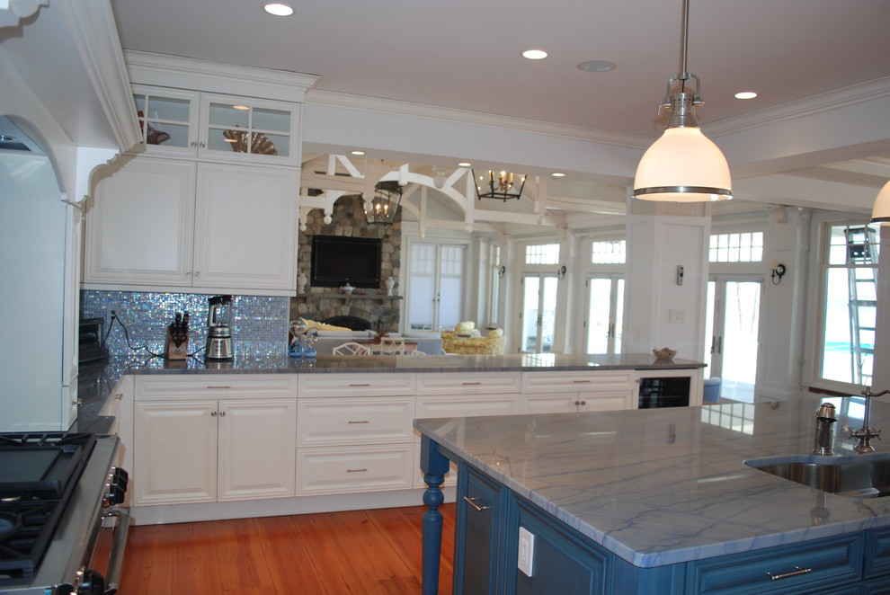 Foto di una cucina costiera con lavello sottopiano, ante con riquadro incassato, ante bianche, top in marmo, paraspruzzi blu e paraspruzzi con piastrelle a mosaico