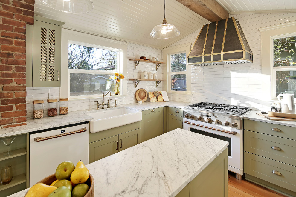 Idéer för att renovera ett avskilt, stort amerikanskt flerfärgad flerfärgat kök, med en rustik diskho, gröna skåp, vitt stänkskydd, vita vitvaror, mellanmörkt trägolv, en köksö och brunt golv