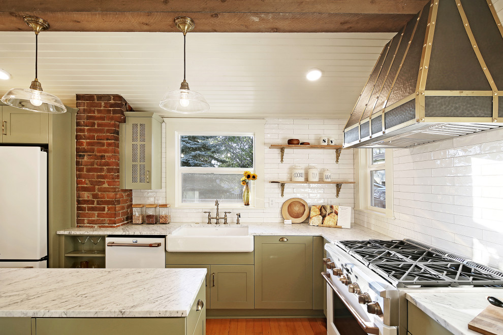 Idéer för att renovera ett avskilt, stort amerikanskt flerfärgad flerfärgat kök, med en rustik diskho, gröna skåp, vitt stänkskydd, vita vitvaror, mellanmörkt trägolv, en köksö och brunt golv