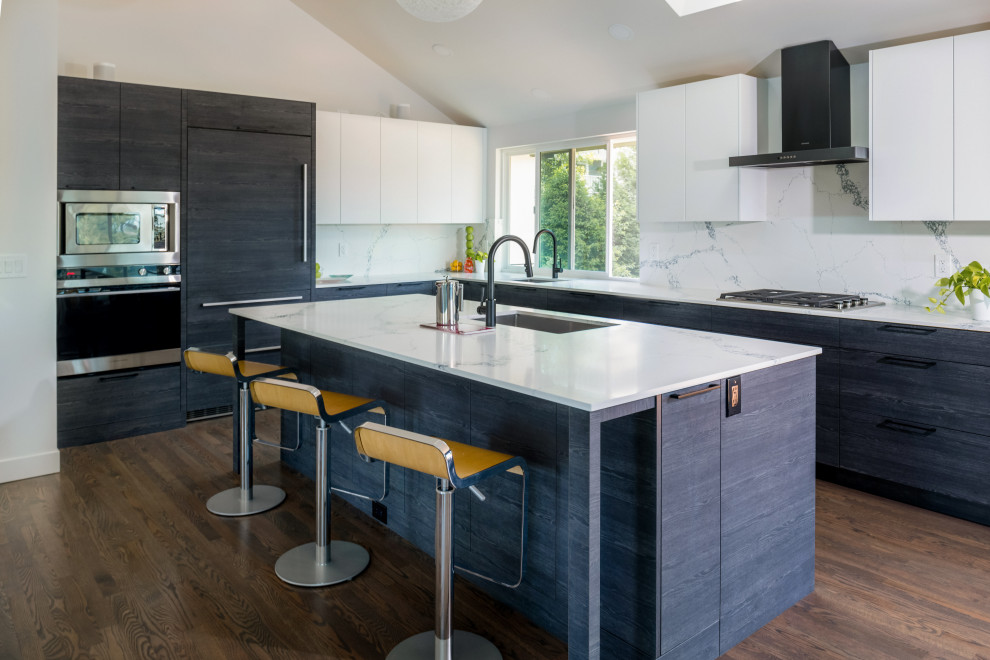 Immagine di una cucina contemporanea di medie dimensioni con ante lisce, ante bianche, top in marmo e elettrodomestici da incasso