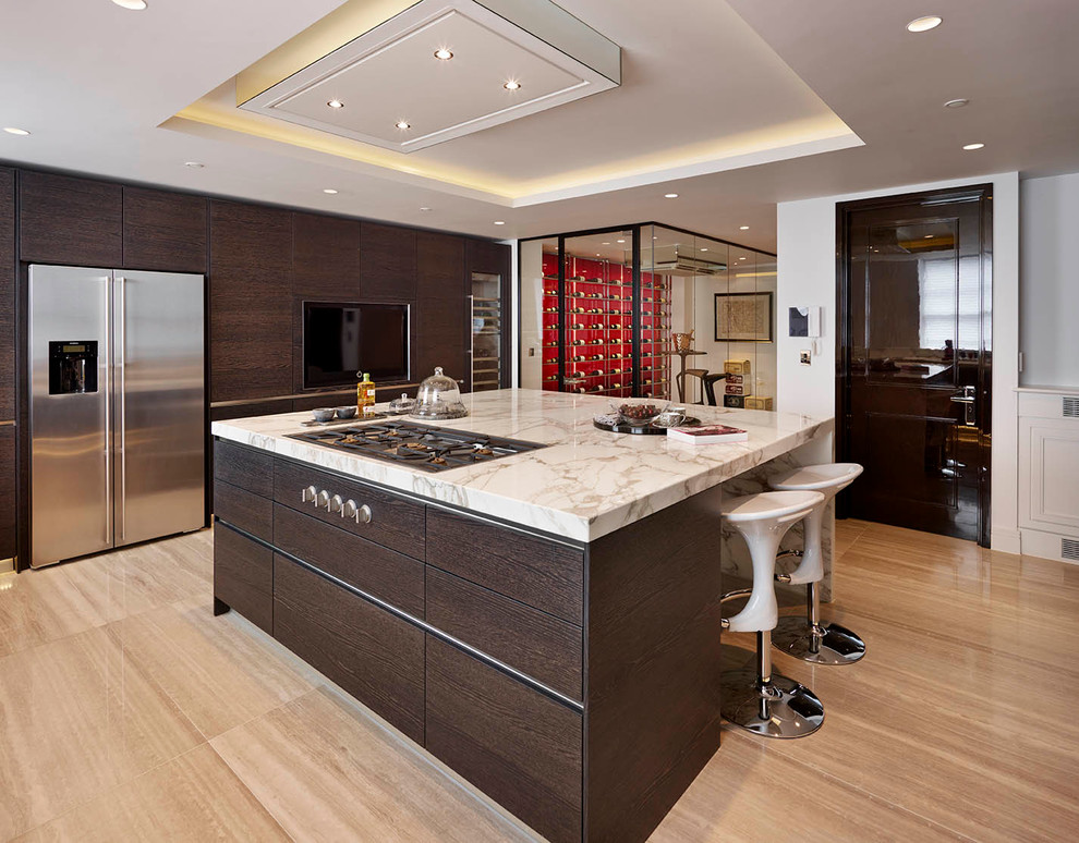 Foto de cocina actual con armarios con paneles lisos, puertas de armario de madera en tonos medios y electrodomésticos de acero inoxidable