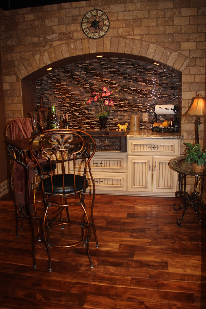 Exempel på ett medelhavsstil kök, med en rustik diskho, luckor med infälld panel, beige skåp, flerfärgad stänkskydd, stänkskydd i stickkakel och mörkt trägolv