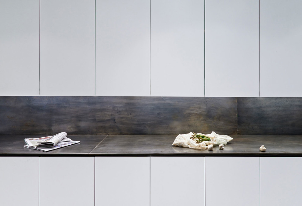 Zweizeilige, Mittelgroße Moderne Küche mit Unterbauwaschbecken, Glasfronten, Küchengeräten aus Edelstahl, hellem Holzboden und Kücheninsel in New York