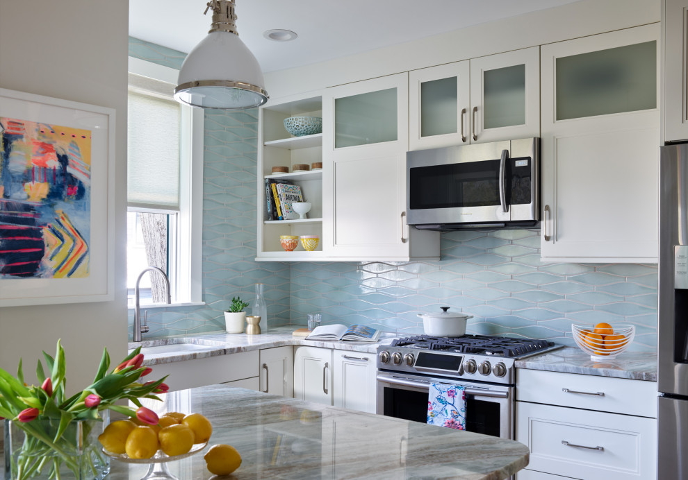 ボストンにある小さなトランジショナルスタイルのおしゃれなキッチン (アンダーカウンターシンク、シェーカースタイル扉のキャビネット、白いキャビネット、珪岩カウンター、青いキッチンパネル、セラミックタイルのキッチンパネル、シルバーの調理設備、淡色無垢フローリング、茶色い床、ベージュのキッチンカウンター) の写真