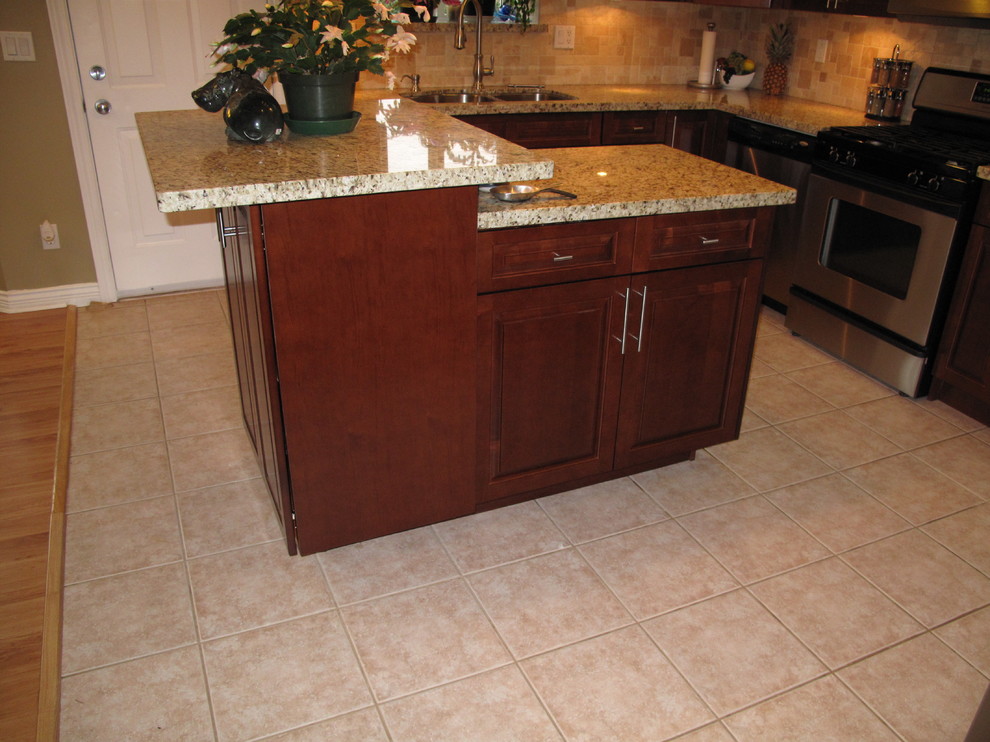 Kitchen - traditional kitchen idea in Vancouver