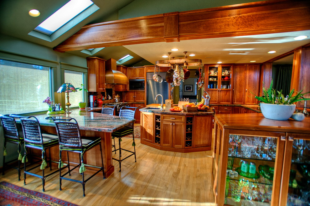 Foto på ett mycket stort eklektiskt kök, med en rustik diskho, luckor med infälld panel, skåp i mellenmörkt trä, granitbänkskiva, flerfärgad stänkskydd, stänkskydd i sten, rostfria vitvaror, ljust trägolv och en köksö
