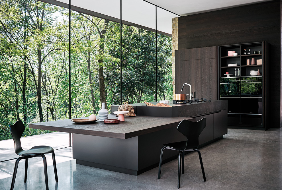 Foto de cocina comedor lineal contemporánea grande con puertas de armario de madera en tonos medios, encimera de cuarcita, electrodomésticos negros y una isla