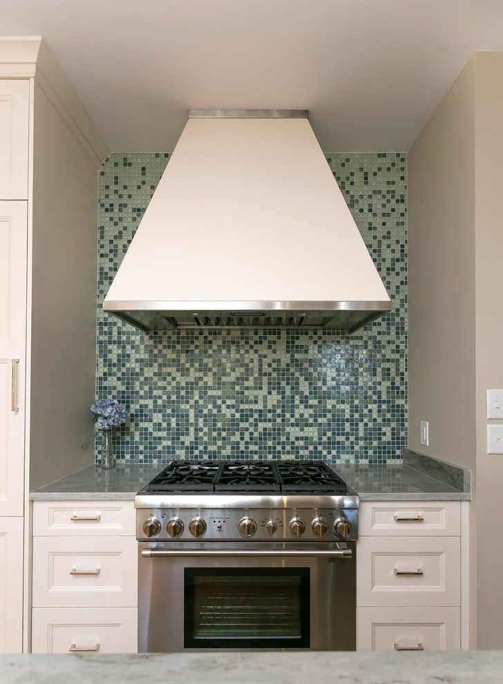 Mittelgroße Moderne Küche mit Schrankfronten mit vertiefter Füllung, weißen Schränken, Küchenrückwand in Grün, Rückwand aus Mosaikfliesen und Küchengeräten aus Edelstahl in Charleston