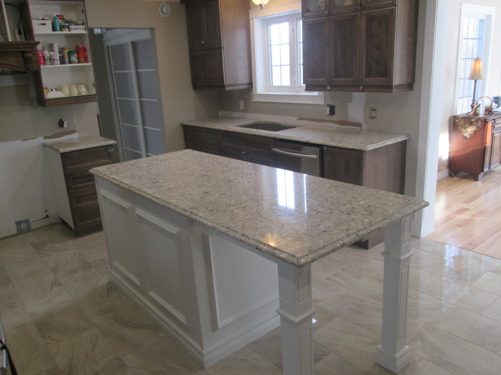 Foto di un cucina con isola centrale minimalista con lavello sottopiano e top in quarzo composito