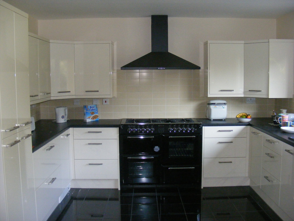 Chalet Bungalow in Woburn Sands Traditional Kitchen