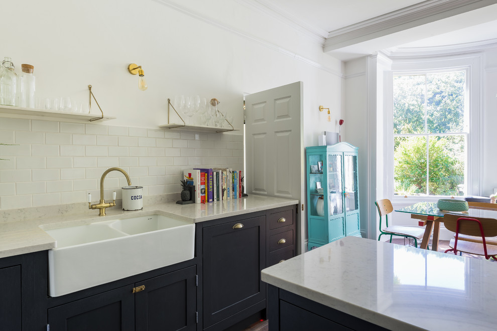 Kleine Klassische Küche mit Schrankfronten im Shaker-Stil, blauen Schränken, Marmor-Arbeitsplatte, Küchengeräten aus Edelstahl und dunklem Holzboden in Gloucestershire