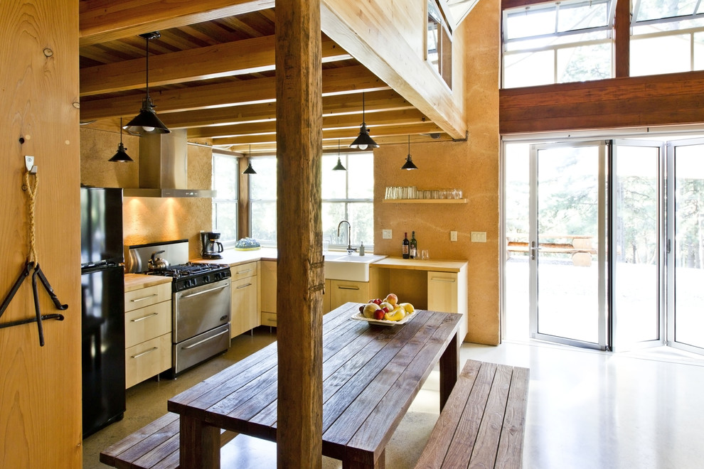 Offene Urige Küche ohne Insel in L-Form mit Landhausspüle, flächenbündigen Schrankfronten, hellen Holzschränken, Arbeitsplatte aus Holz und Küchenrückwand in Beige in Sacramento