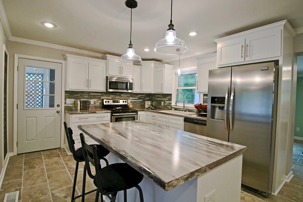 Exempel på ett mellanstort klassiskt l-kök, med en nedsänkt diskho, skåp i shakerstil, rostfria vitvaror, klinkergolv i keramik, en köksö, brunt golv, grå skåp, grönt stänkskydd, stänkskydd i mosaik och laminatbänkskiva
